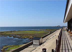 施設と海